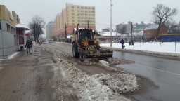 Про боротьбу комунальників зі снігом (відео)