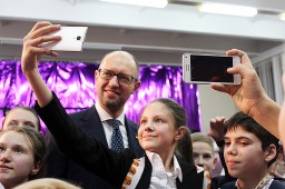 Прем'єр-міністр України Арсеній Яценюк відвідав школу №3  у Вишневому