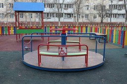 У Вишневому з'явився інклюзивний майданчик